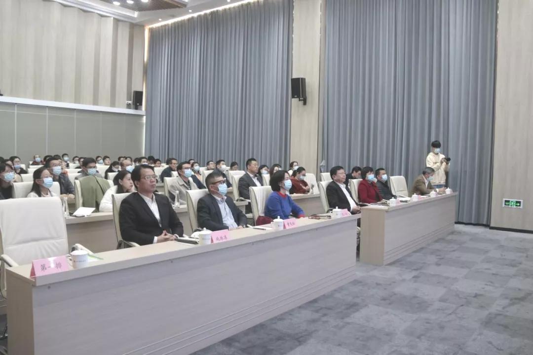探索未来的新澳门与香港，正版免费资本车的全面释义、解释与落实策略
